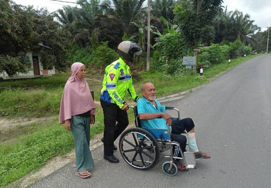 Respek, Polisi Bandar Sei Kijang Bantu Warga Sebrangi Jalan di Sela-sela Cooling System Pemilu