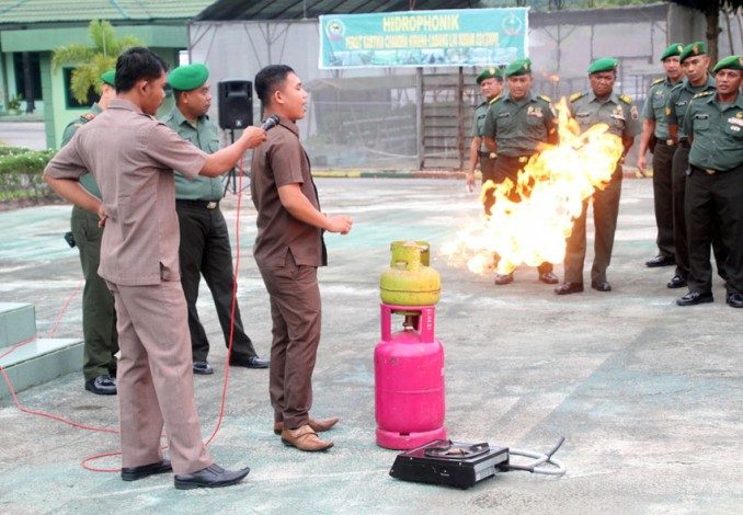 Koperasi Pertamina Sosialisasi Pemasangan Regulator Tabung Gas di Makodim 0313/KPR