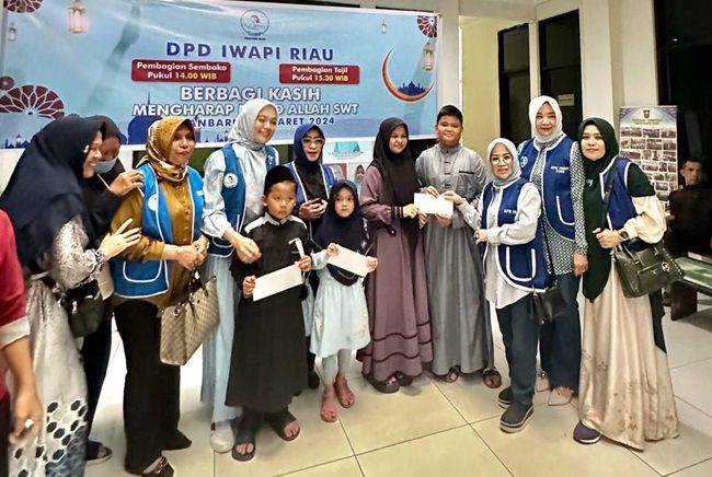 Iwapi Riau Berbagi Kasih di Bulan Ramadan, 100 Paket Sembako Dibagikan