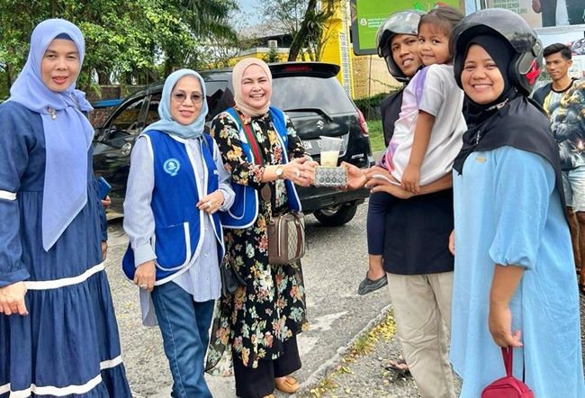 Pengusaha Wanita di Riau Bagi-bagi Takjil Gratis kepada Pengguna Jalan