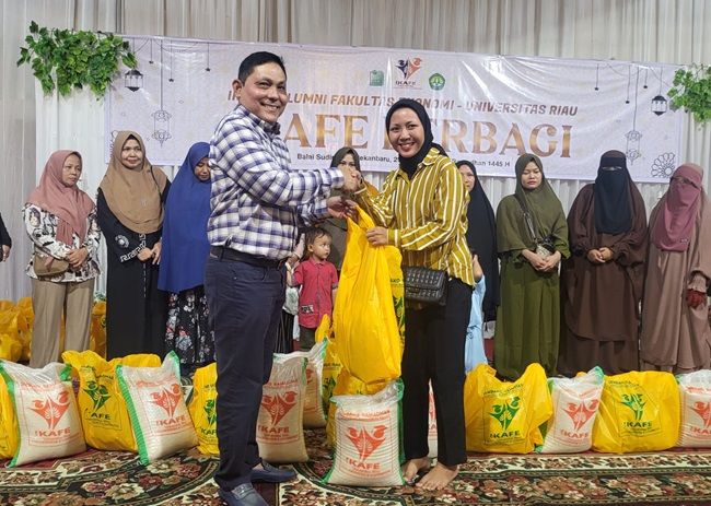 Ikafe Unri Bagikan Ratusan Paket Sembako Ramadhan