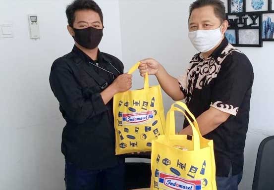 Apresiasi Wartawan Bertugas di Tengah Covid-19, Indomaret Berikan Sembako ke FWL Pekanbaru