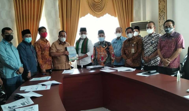 Bupati Zukri Serahkan Ranwal RPJMD ke DPRD Pelalawan