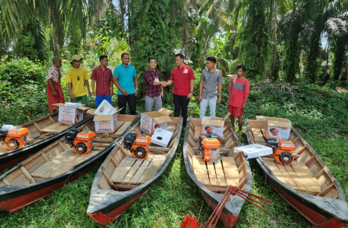 Nelayan Desa Tanjung Beringin Dapat Bantuan Perahu Bermesin dari PT Musim Mas