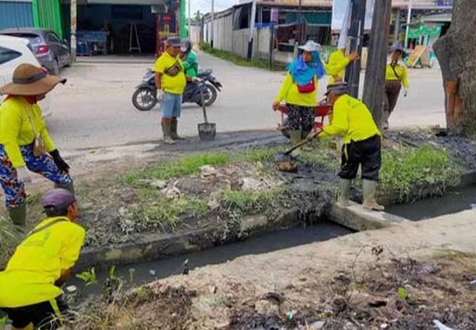 Pasukan Kuning PUPR Pekanbaru Bersihkan Drainase di Jalan Tuanku Tambusai