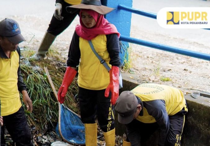 Gunakan Truk, Pasukan Kuning PUPR Pekanbaru Bersihkan Drainase di Jalan Cipta Karya