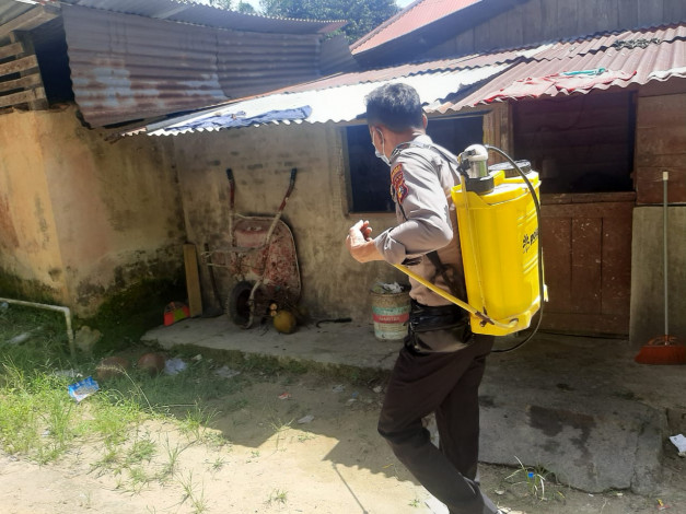 Polsek Pangkalan Kuras Laksanakan Penyemprotan Disinfektan di Desa Sido Mukti