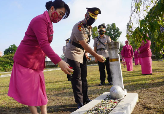 HUT Bhayangkara Ke-75, Polres Pelalawan Gelar Upacara Ziarah Makam dan Tabur Bunga