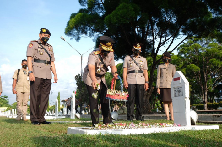 Sambut Hari Bhayangkara ke-75, Polda Riau Tabur Bunga di Taman Makam Pahlawan