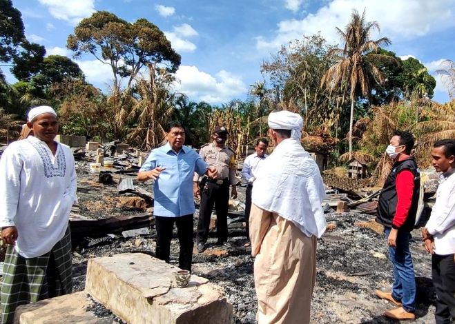 Achmad Salurkan Bantuan Korban Kebakaran di Komplek Surau Suluk Tertua di Rohul
