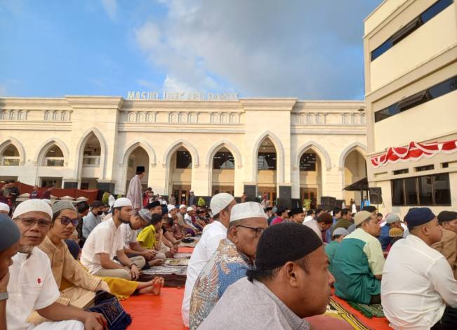 Ribuan Jemaah Masjid Jami Abu Darda Ikuti Salat Idul Adha dengan Khusyuk