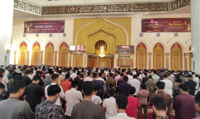 Wabup Rohul Bersama Ribuan Warga Salat Id di Masjid Agung Islamic Center