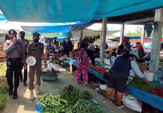 Polsek Pangkalan Kuras Pantau Prokes di Pasar, Warga Diminta Tidak Berkerumun