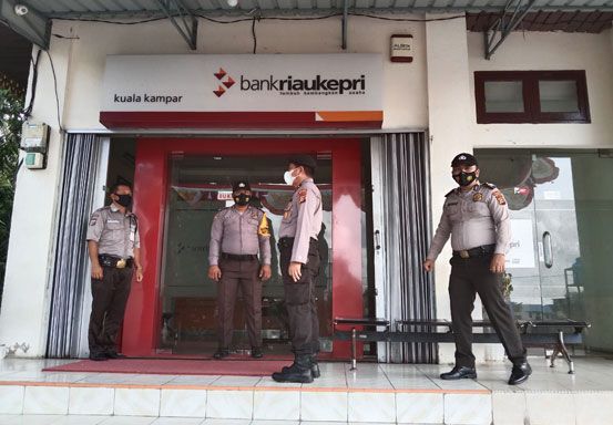 Polsek Kuala Kampar Sampaikan Pesan Kamtibmas Kepada Pegawai dan Security Bank
