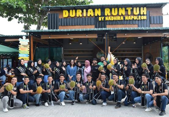 Kunjungi Durian Runtuh, Finalis Bujang Dara Riau 2021 Nikmati Level Baru Makan Durian