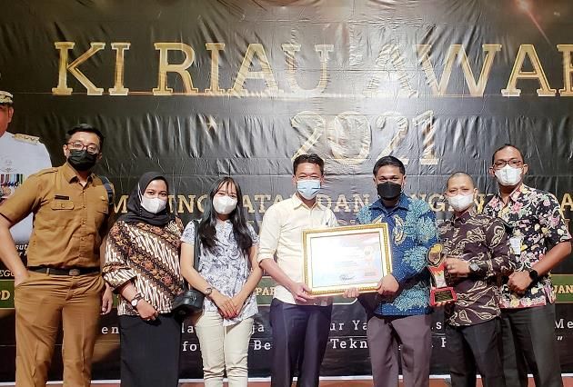 Bupati Rohil Terima Anugerah Penghargaan Kategori Khusus dari Komisi Informasi Riau