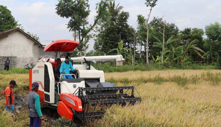 Selain Hand Sprayer, Petani di Riau Butuh Combine untuk Panen
