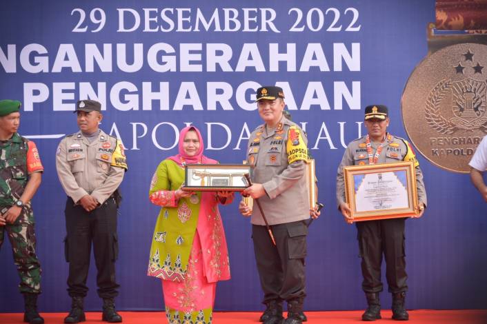 Bupati Kasmarni Terima Penghargaan Forkopimda Terbaik dari Kapolda Riau