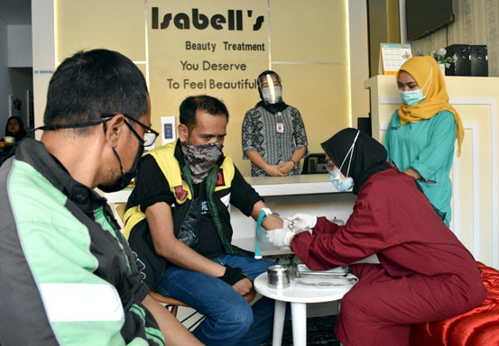 Jumat Berkah, Clinic Isabells Beauty Treatment Berikan Immnune Booster Untuk Driver Ojek Online