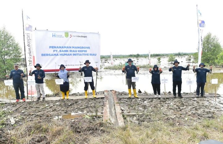 Bank Riau Kepri Tanam 10.000 Pohon Mangrove di Dusun Sungai Bandung