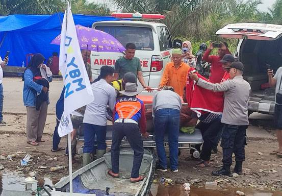 Masih Banjir, Personel Polsek Pangkalan Kuras Prioritaskan Ambulans Melewati Jalintim Pelalawan