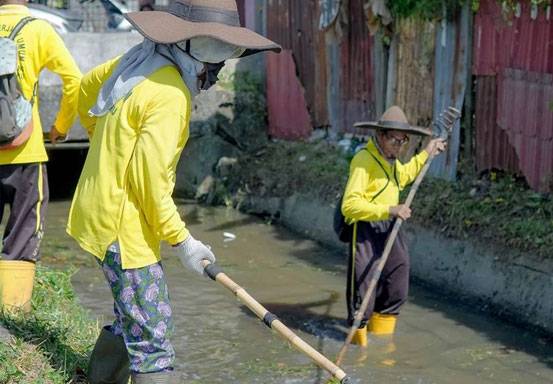 Meski Bulan Ramadhan, Pasukan Kuning PUPR Pekanbaru Tetap Rutin Bersihkan Drainase
