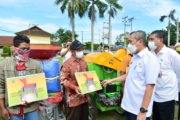 Gubri Serahkan Bantuan 284 Unit Alsintan, Petani Terbantu Tingkatkan Produksi Pertanian