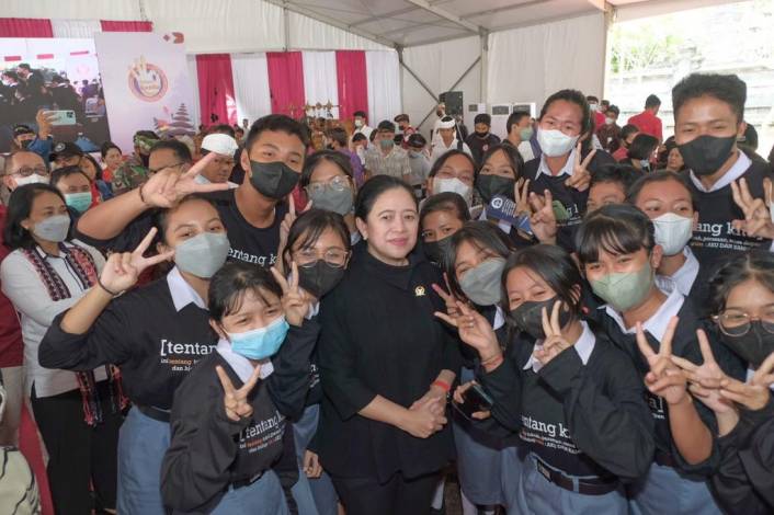 Penuh Canda, Puan Sosialisasi Anak Muda Jangan Nikah Dini ke Remaja di Bali