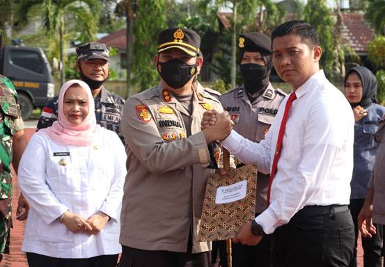 Ungkap Banyak Kasus, AKBP Indra Wijatmiko Beri Penghargaan Personel Polres Bengkalis dan Pegawai Imigrasi
