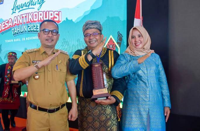 Pulau Gadang Terima Penghargaan Desa Antikorupsi dari KPK, Pj Bupati Kampar: Satu-satunya di Riau