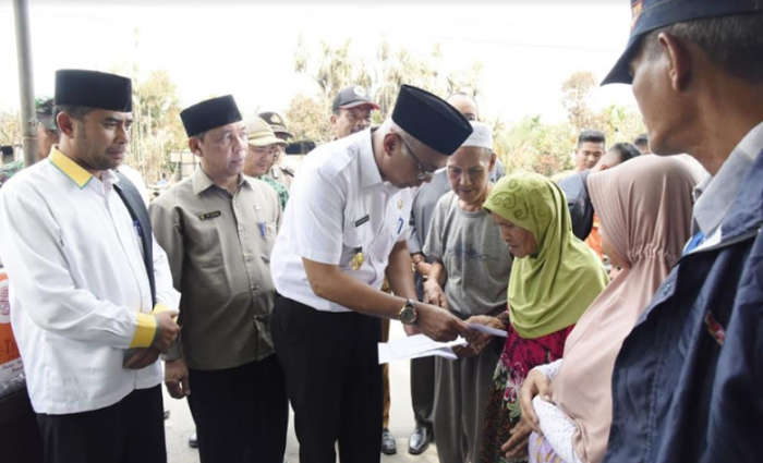 Rudyanto Serahkan Bantuan Korban Kebakaran di Pulau Palas