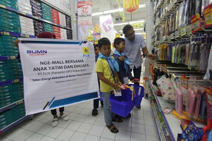 Muliakan Anak Yatim di Bulan Spesial, PLN Pekanbaru Nge-Mall Bersama Anak Yatim dan Dhuafa