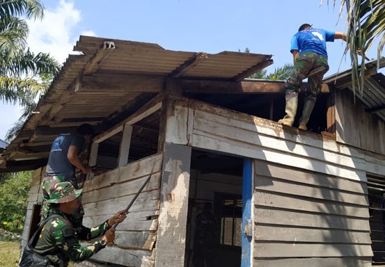 Anggota Satgas TMMD Ke-105 Bantu Pesantren Darussakinah Robohkan Bangunan Lama