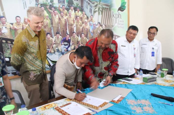 KPH Tasik Besar Serkap MoU Program Konservasi Hutan bersama Masyarakat