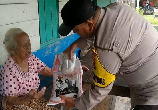 Polsek Pinggir Berikan Bantuan Sembako Kepada Lansia Berumur 105 Tahun di Pangkalan Libut
