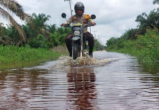 Wujudkan Pemilu Damai di Bunut, Polisi Terobos Banjir Demi Sampaikan Pesan Kamtibmas