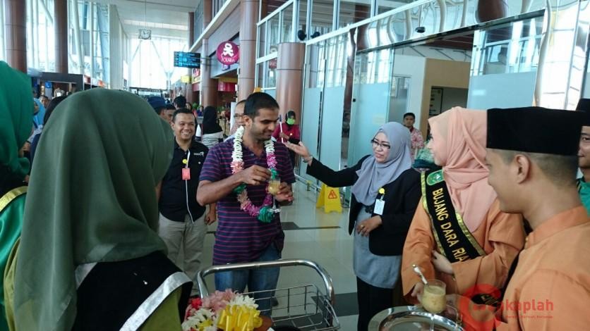 M Kalathil Turis Asing Pertama 2017 ke Riau,  Disambut Meriah Tiba Di Bandara SSK II