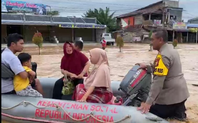 Di Tengah Banjir, Kapolres Rohul Evakuasi Ibu Hamil yang akan Melahirkan