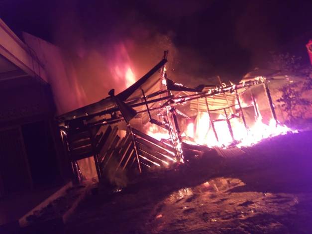 Diduga Kena Percikan Kembang Api, Rumah di Pekanbaru Terbakar saat Malam Tahun Baru