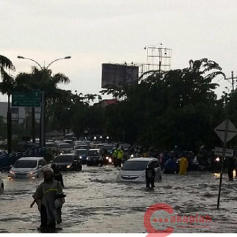 BREAKING NEWS: Awas! Depan RS Awal Bros Pekanbaru Banjir
