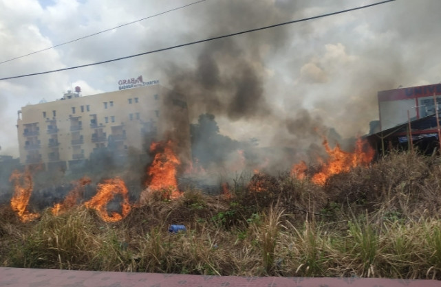 1 Hektare Lahan Kosong di Jalan Tuanku Tambusai Terbakar
