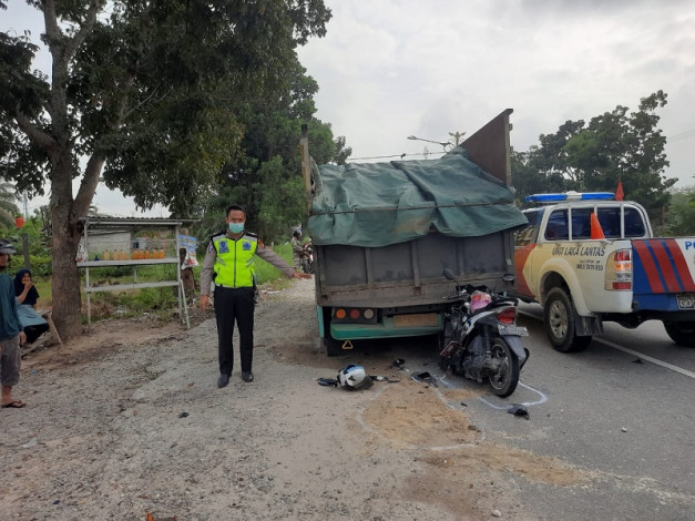 Pengendara Sepeda Motor Tewas Usai Tabrak Truk Parkir di Jalan Rimbo Panjang