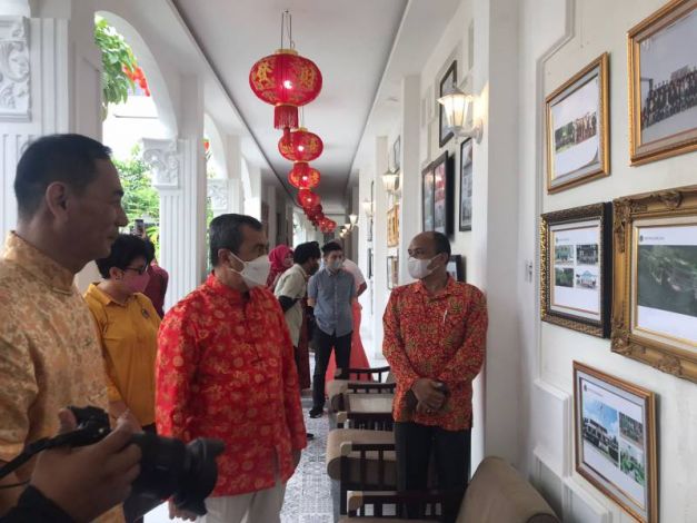 Jalin Silaturahmi di Tahun Baru Imlek, Gubri Kunjungi Rumah Tokoh Tionghoa Pekanbaru