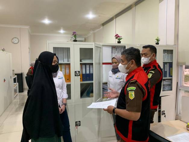 Kasi Penyidikan Pidana Khusus Kejati Riau, Rizky Rahmatullah, dan tim lakukan penggeledahan di kantor PLN.