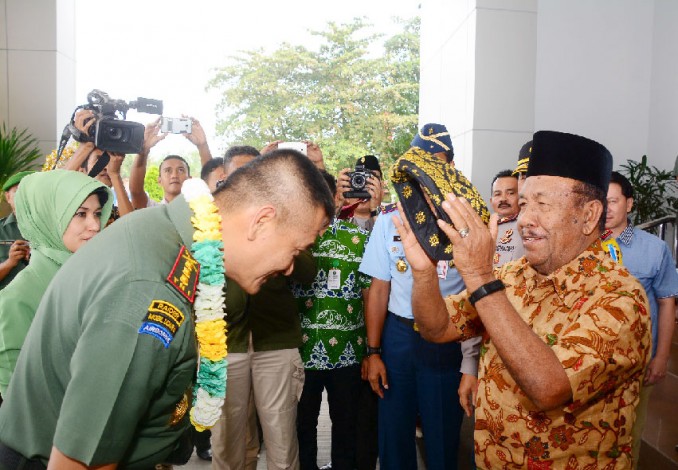 Tiba di Riau, Danrem 031/WB Kolonel Inf Sonny Aprianto Dipakaikan Tanjak oleh Plt Gubernur