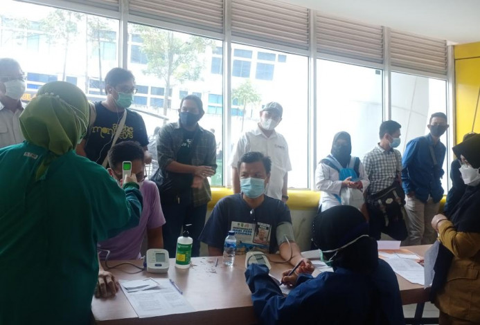1.500 Orang TNI/Polri, Pedagang, hingga Wartawan Ikuti Vaksinasi Covid-19 di Riau