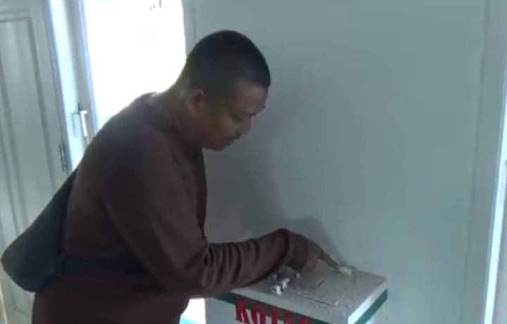 Terekam CCTV, Pria Ini Gasak Kotak Infak Musala Al Hidayah Pekanbaru