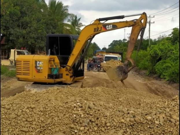 Sempat Rusak, UPT V PUPR Riau Perbaiki Jalan Taluk Kuantan - Cerenti