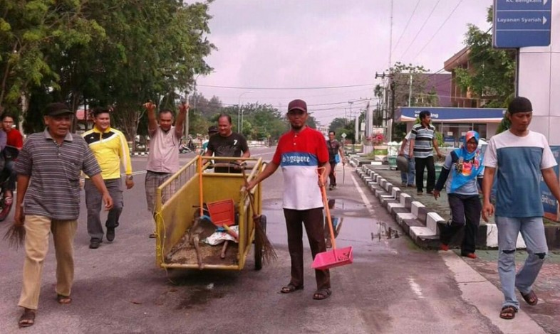 Jaga Lingkungan Tetap Bersih, Warga Kelurahan Kota Bengkalis Laksanakan Goro