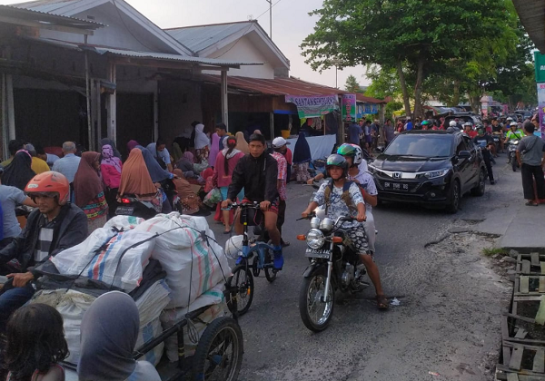 Pasar Kaget Jalan Pahlawan Kerja Ditutup, Pedagang Malah Berjualan di Bahu Jalan